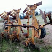 Aratro trivomero dentro solco fisso