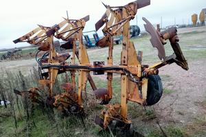 Aratro trivomero dentro solco fisso