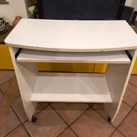 Scrivania con ripiano PC estraibile e ruote 