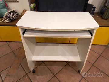 Scrivania con ripiano PC estraibile e ruote 