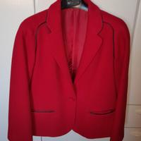 Giacca rossa con profili blu