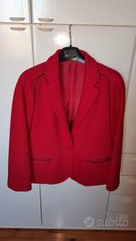 Giacca rossa con profili blu