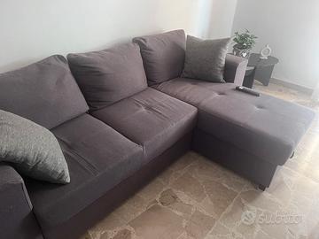 Divano in tessuto color grigio