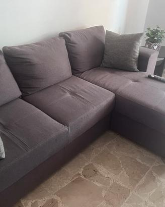 Divano in tessuto color grigio