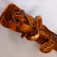 rosa in legno scolpita, foglia oro