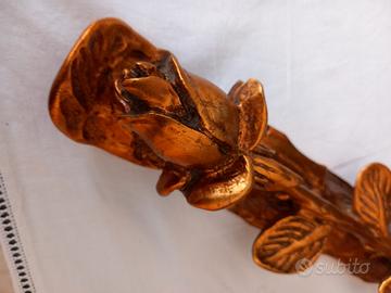 rosa in legno scolpita, foglia oro