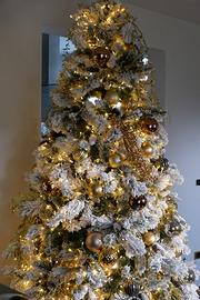 Albero artificiale innevato