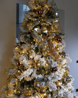 Albero artificiale innevato