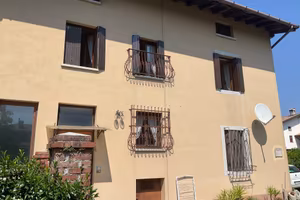 Appartamento di 259 m² con più di 5 locali a Attim