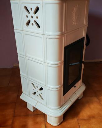 STUFA A LEGNA IN MAIOLICA 