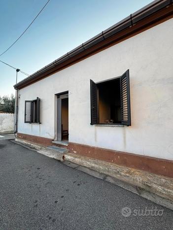 Casa campidanese con cortile e posto auto