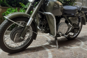 Moto d'epoca marciante e conservata come foto