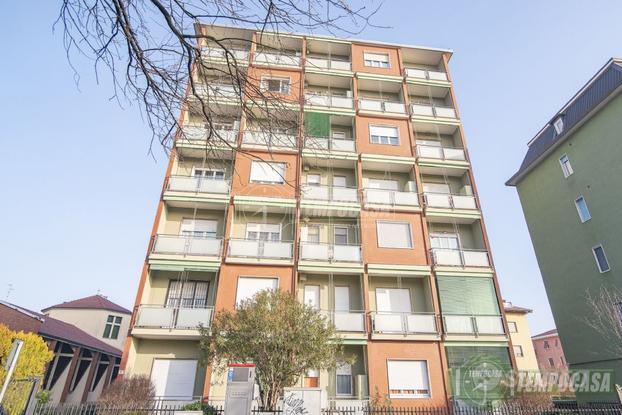 DUE LOCALI CON BALCONE | 37 MQ | ZONA PELUCCA