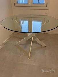 Tavolo rotondo in vetro con gambe in metallo