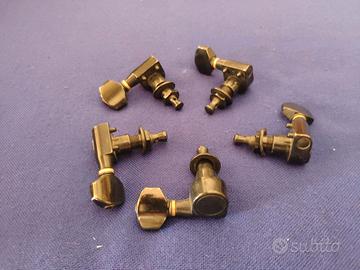 Cinque meccaniche nere per chitarra