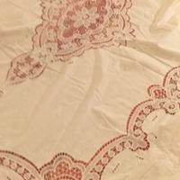 Copriletto con ricamo ad intaglio con lenzuolo