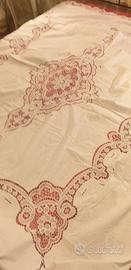 Copriletto con ricamo ad intaglio con lenzuolo