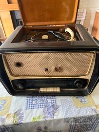Radio antica e giradischi