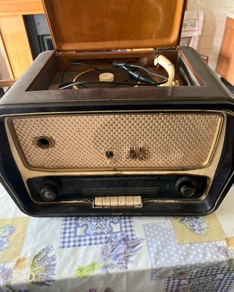 Radio antica e giradischi
