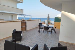 FRONTE MARE PIANO TERRA 