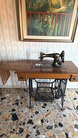 Macchina da Cucire d'Epoca Necchi con mobiletto