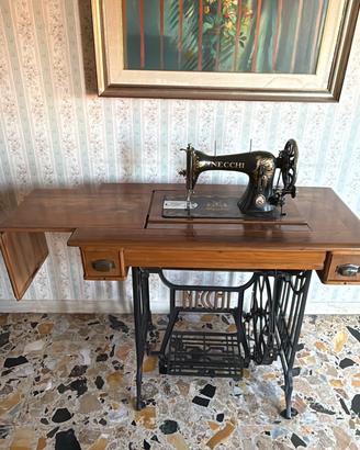 Macchina da Cucire d'Epoca Necchi con mobiletto