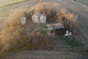 Casale con corte ed annessi