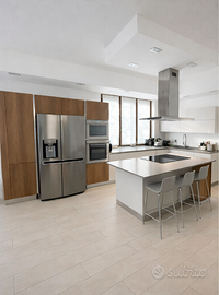 Cucina moderna con isola ed elettrodomestici