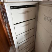 Congelatore verticale a cassetti.