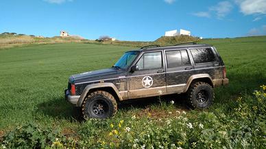 Jeep Cherokee XJ 2.5 con gancio traino TRENTENNALE