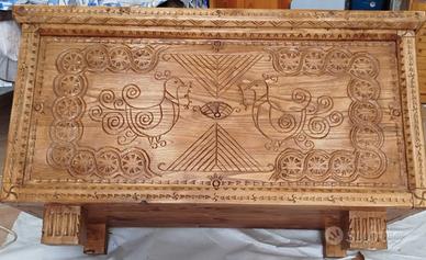 Cassapanca sarda artigianale