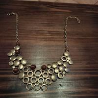 Collana statement in metallo con elementi decorati