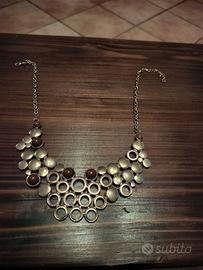 Collana statement in metallo con elementi decorati