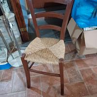 vecchia sedia con seduta in paglia