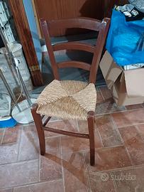 vecchia sedia con seduta in paglia