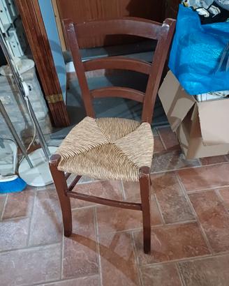 vecchia sedia con seduta in paglia