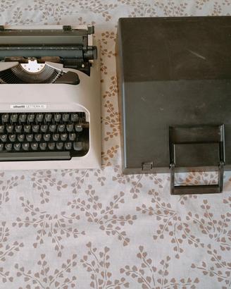 Macchina da scrivere Olivetti Lettera 10