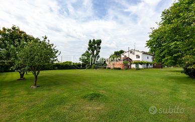 Villa con giardino in campagna