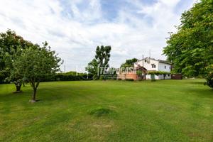 Villa con giardino in campagna