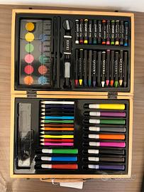 Set di colori per bambini in elegante cofanetto di