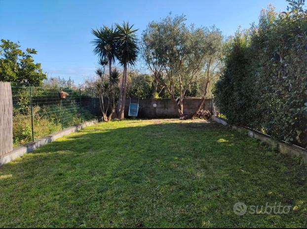 Stazzo scogliera:2 vani con giardino privato 100mq