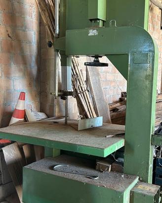 Sega a nastro legna a trattore