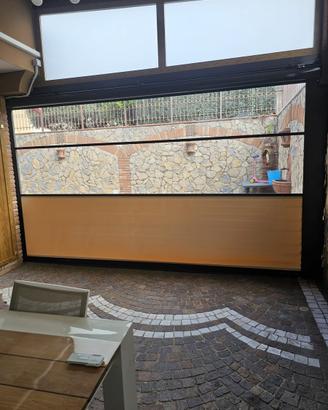 Die tende veranda vetticali, motorizzate.