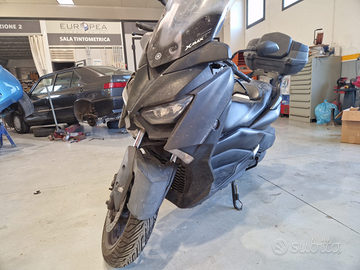 Scooter XMAX 300 anno 2incidentato con accessori X