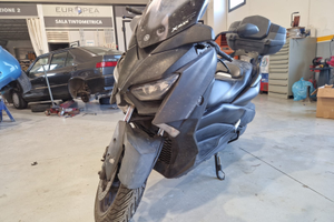 Scooter XMAX 300 anno 2incidentato con accessori X