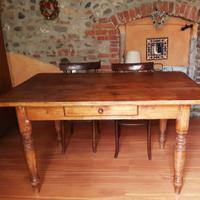 Tavolo rustico con gambe tornite