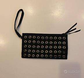 Pochette nera Primadonna in suede con borchie oro