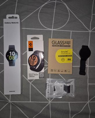 Samsung Galaxy Watch 5 44 mm con accessori