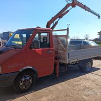 Iveco Daily con gru fassi