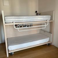 Letto a castello con cassettoni a gradini.
